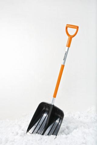 Лопата за сняг SnowXpert Fiskars, снимка 2 - Лопати за сняг