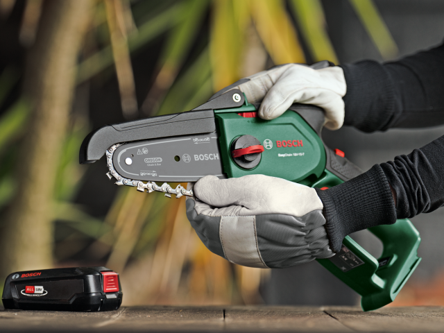Акумулаторен трион за клони Bosch EasyChain 18V-15-7, снимка 3 - Верижни триони