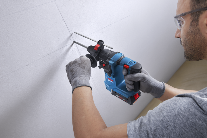 Акумулаторен безчетков перфоратор Bosch Blue GBH 18V-18 solo, снимка 5 - Акумулаторни перфоратори