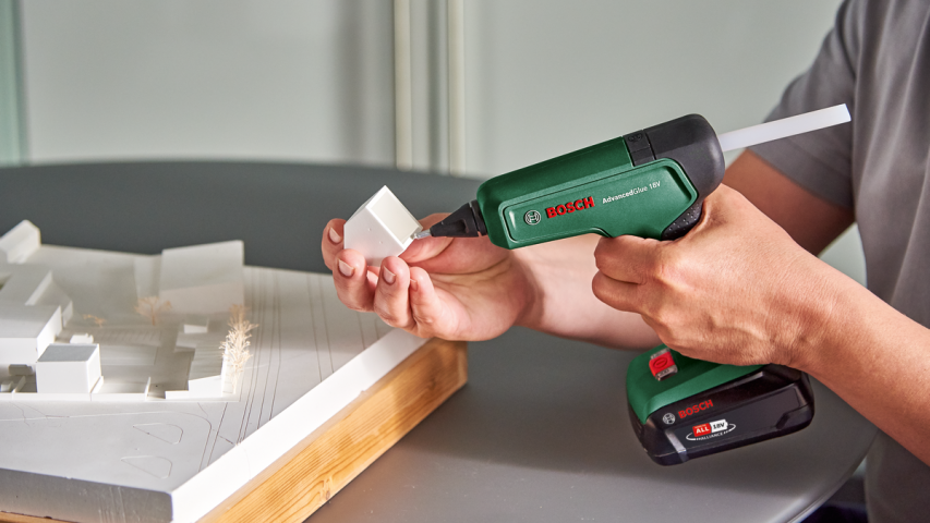 Акумулаторен пистолет за лепене Bosch 18V Sоlo, снимка 4 - Топло лепене