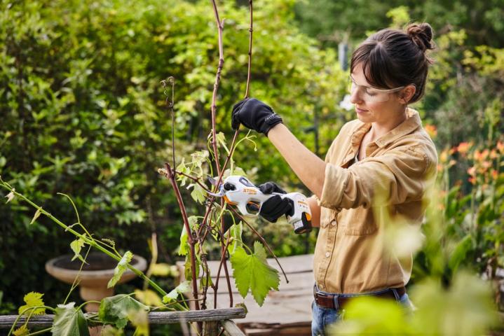 Акумулаторна лозарска ножица Stihl ASA 20 с батерия AL1 и зарядно AS2, снимка 3 - Акумулаторни градински инструменти