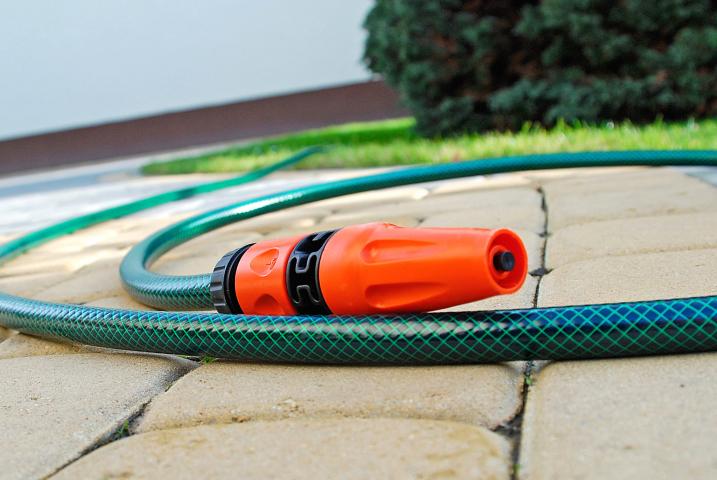 Комплект градински маркуч с конектори 1/2" 20 м Cellfast Economic, снимка 2 - Маркучи на ролка